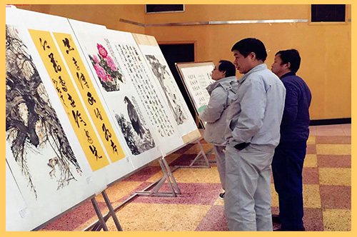 2018年1月，西柏坡發(fā)電公司舉辦第三屆迎新書畫展，員工們以筆墨表情達(dá)意，以書畫靜心舒懷.jpg